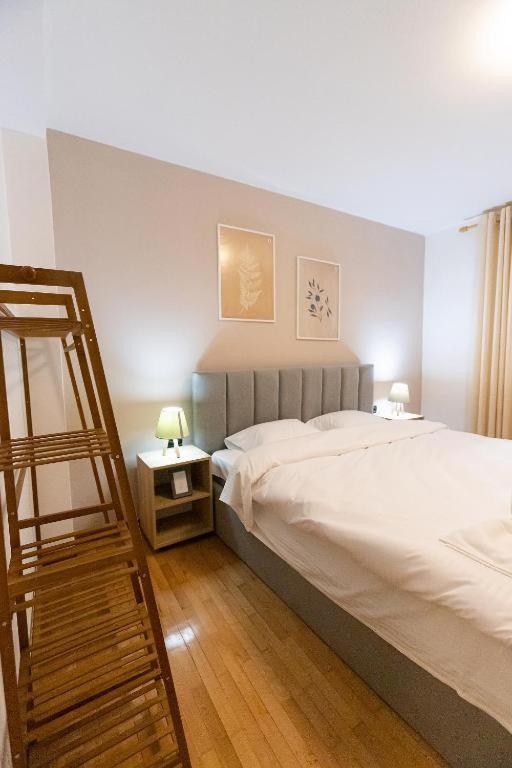 Light-2 Lovely Apartment In Tirana Esterno foto