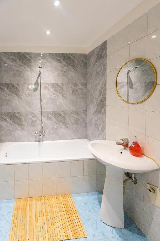 Light-2 Lovely Apartment In Tirana Esterno foto