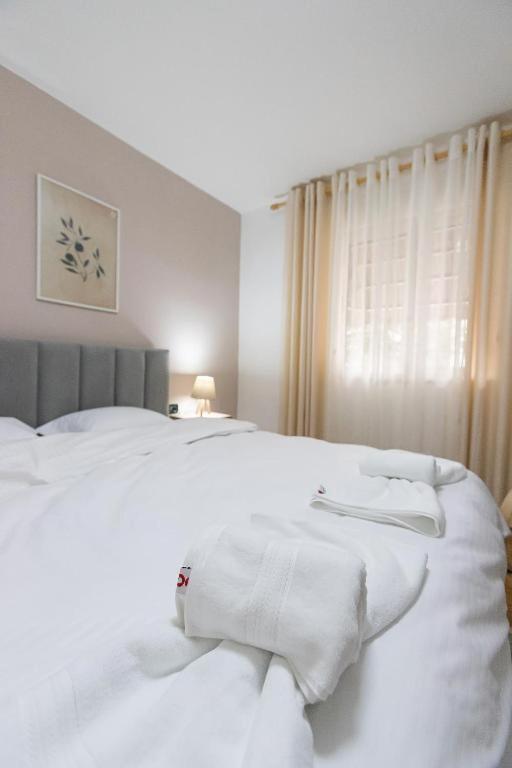 Light-2 Lovely Apartment In Tirana Esterno foto